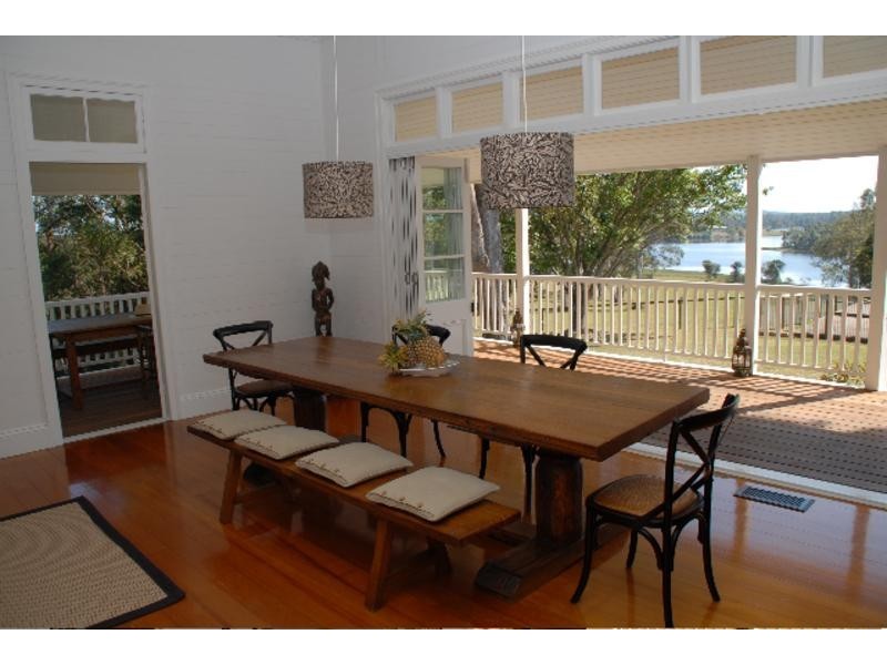 beach style style dining room