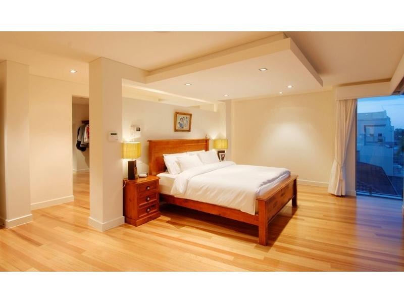 contemporary style bedroom