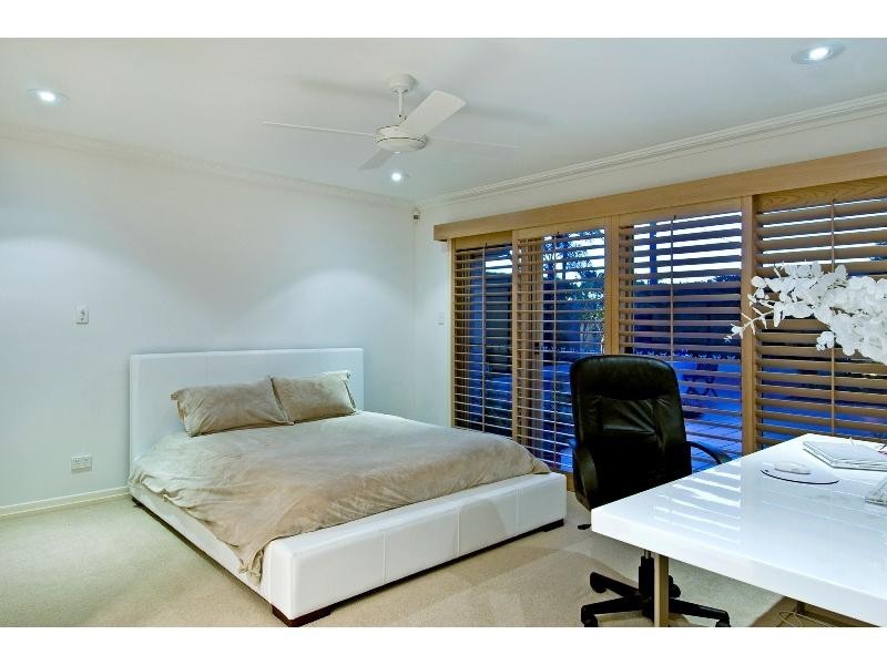 contemporary style bedroom