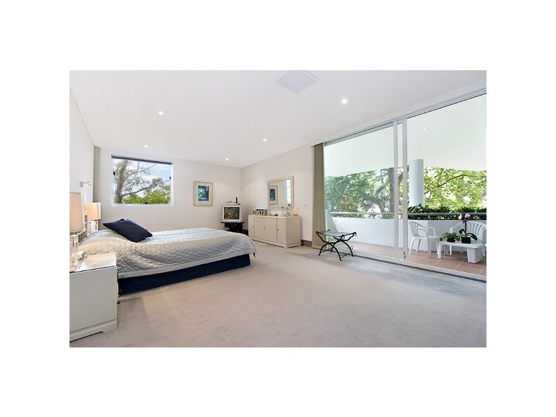 contemporary style bedroom