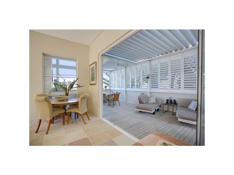 beach style style dining room