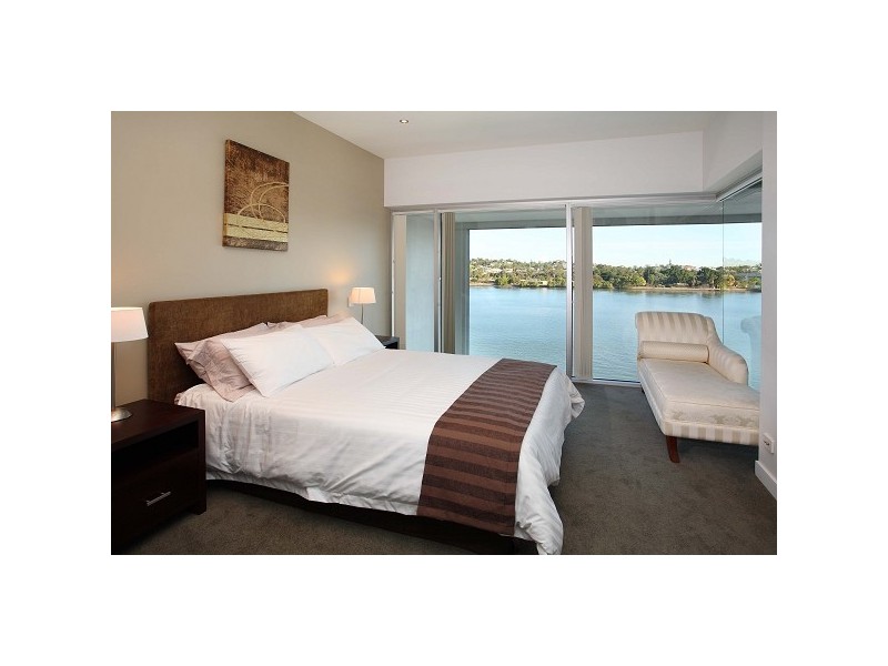 contemporary style bedroom