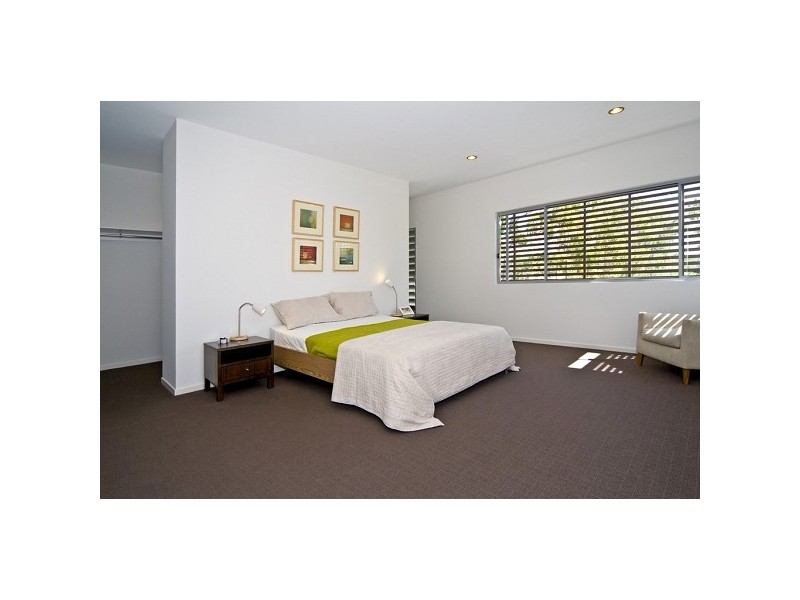 contemporary style bedroom