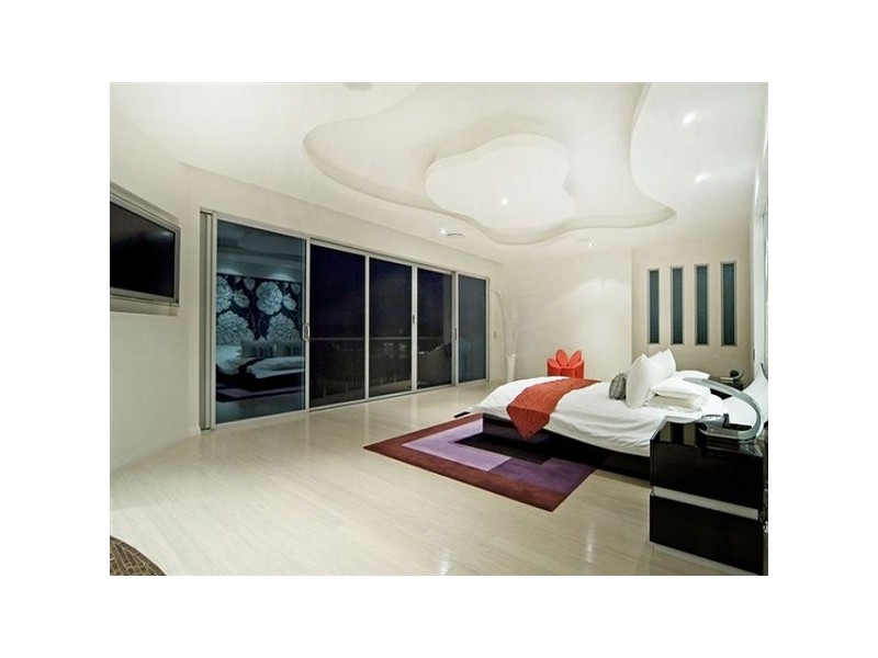contemporary style bedroom