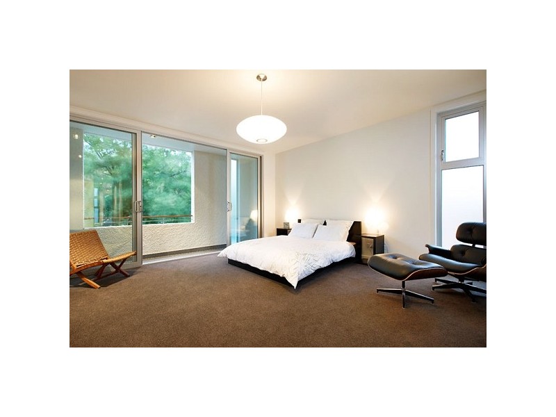 contemporary style bedroom