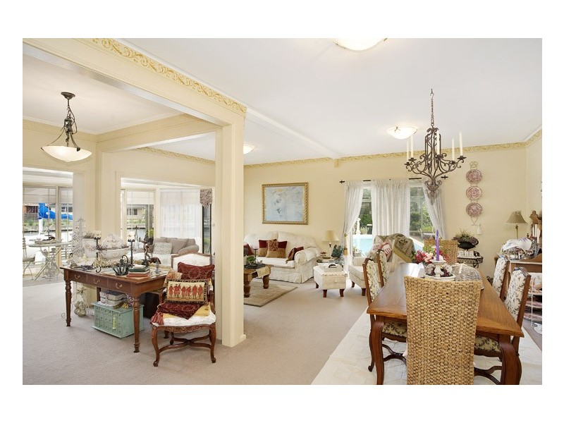 classic style dining room