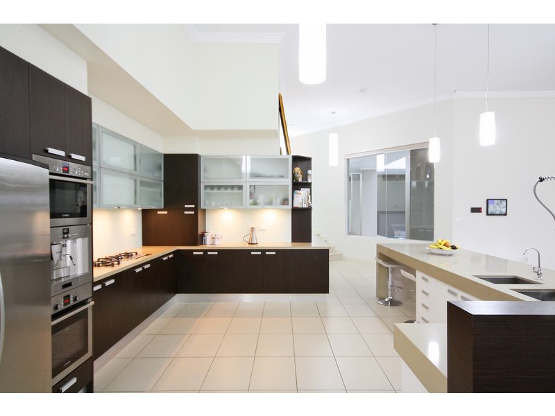 contemporary style bedroom