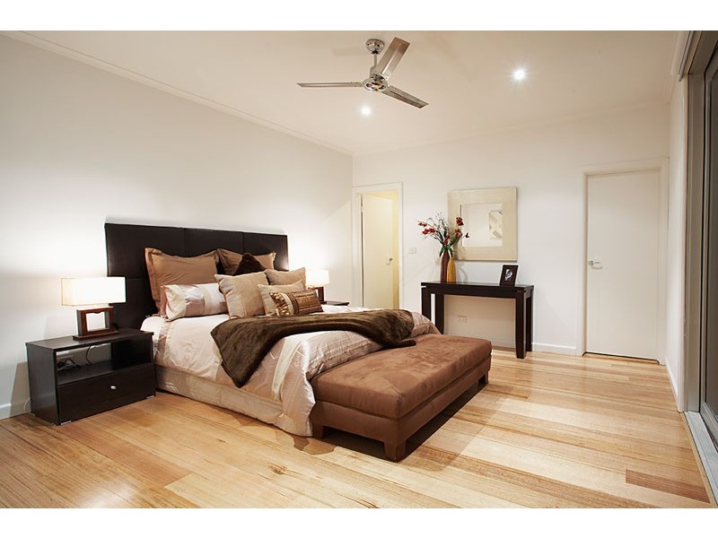 contemporary style bedroom