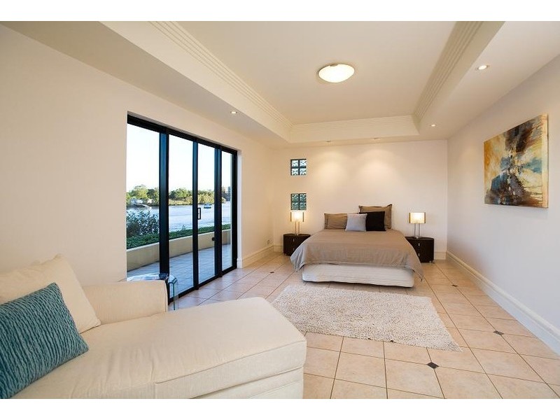 contemporary style bedroom