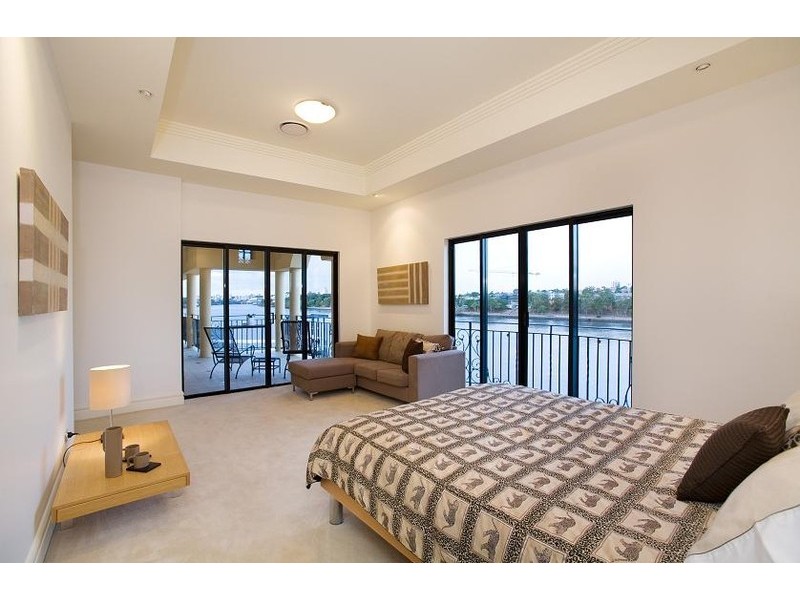 contemporary style bedroom