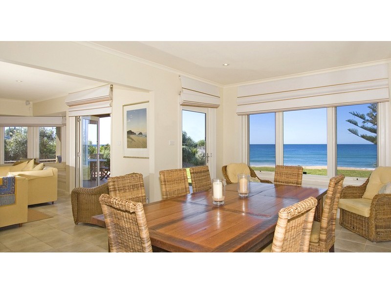 beach style style dining room