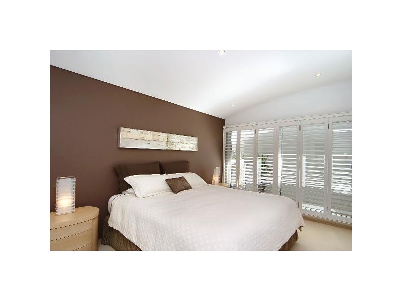 contemporary style bedroom