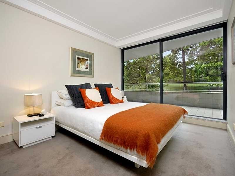 contemporary style bedroom