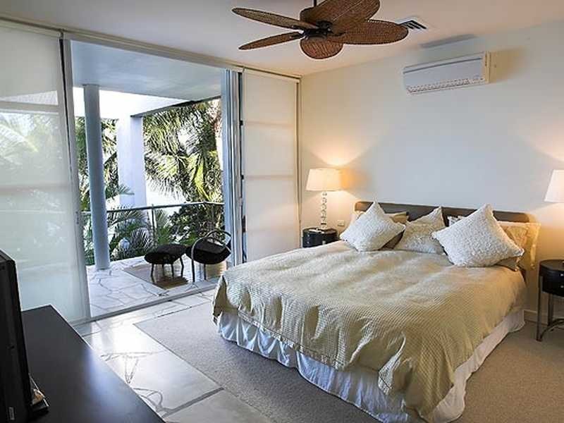 contemporary style bedroom