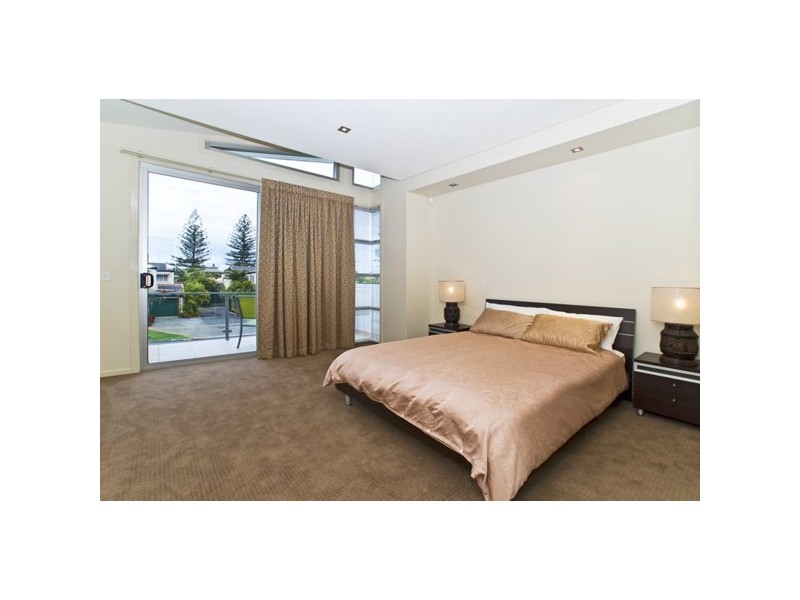 contemporary style bedroom