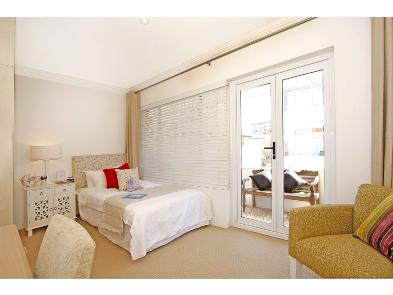 contemporary style bedroom