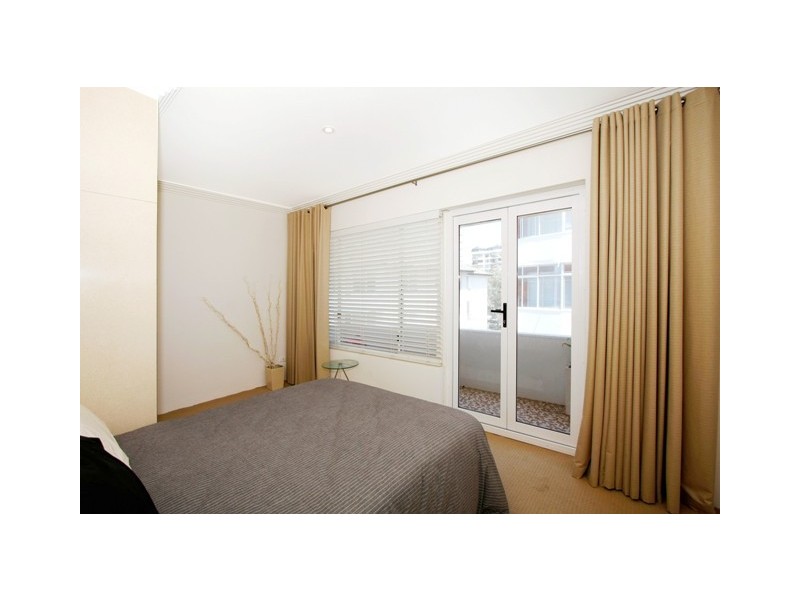 contemporary style bedroom