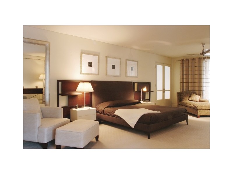 contemporary style bedroom