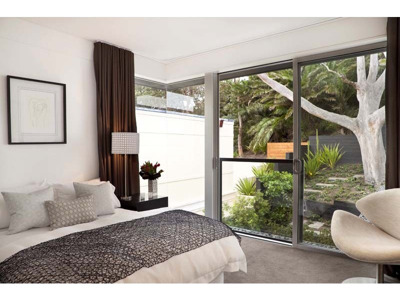 contemporary style bedroom