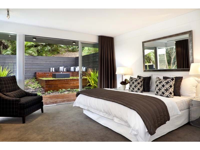contemporary style bedroom