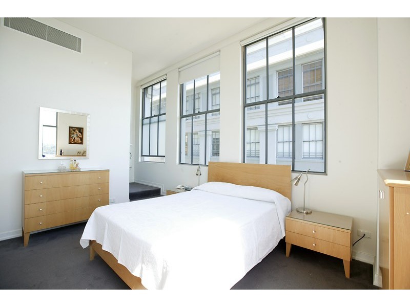 contemporary style bedroom