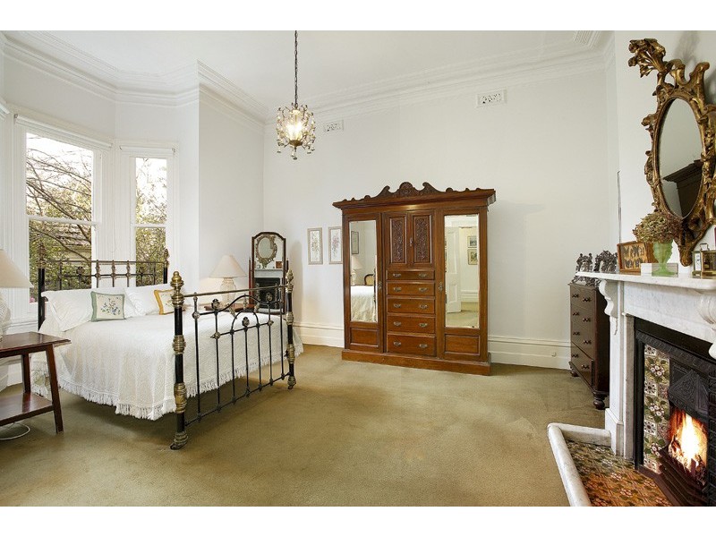 classic style bedroom