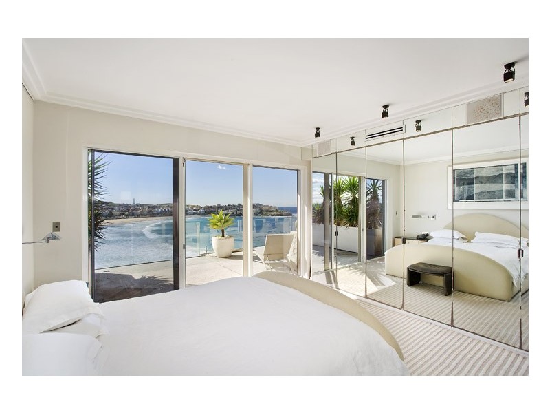 contemporary style bedroom