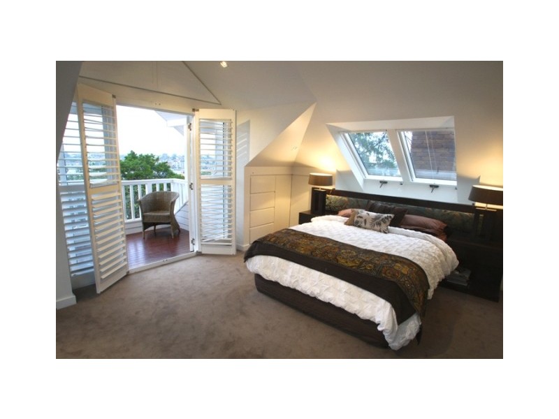 contemporary style bedroom