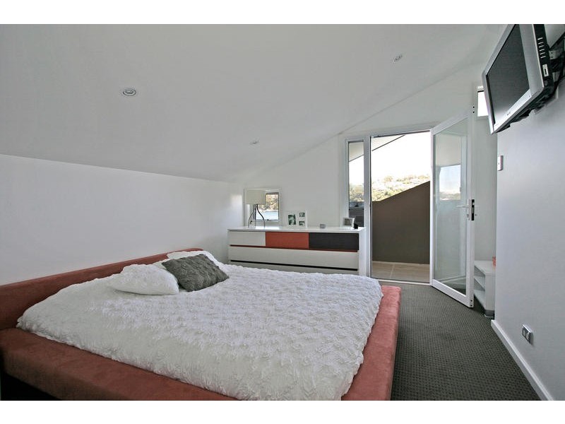 contemporary style bedroom