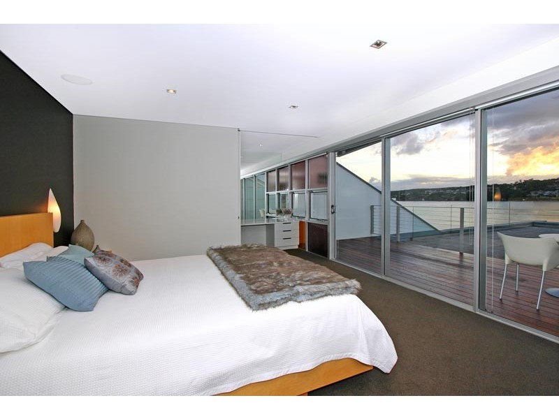 contemporary style bedroom