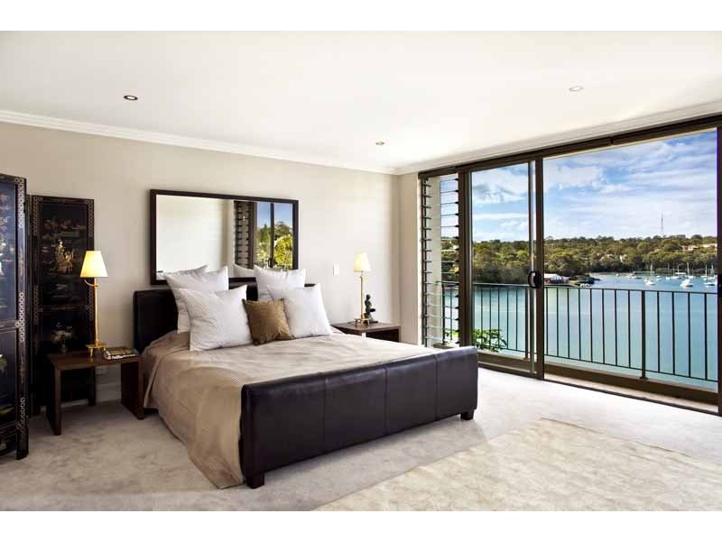 contemporary style bedroom