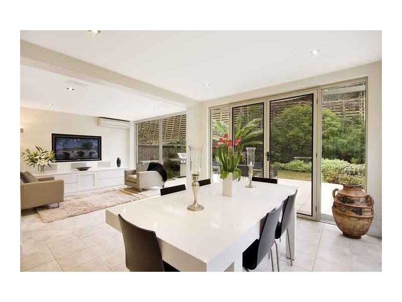 classic style dining room