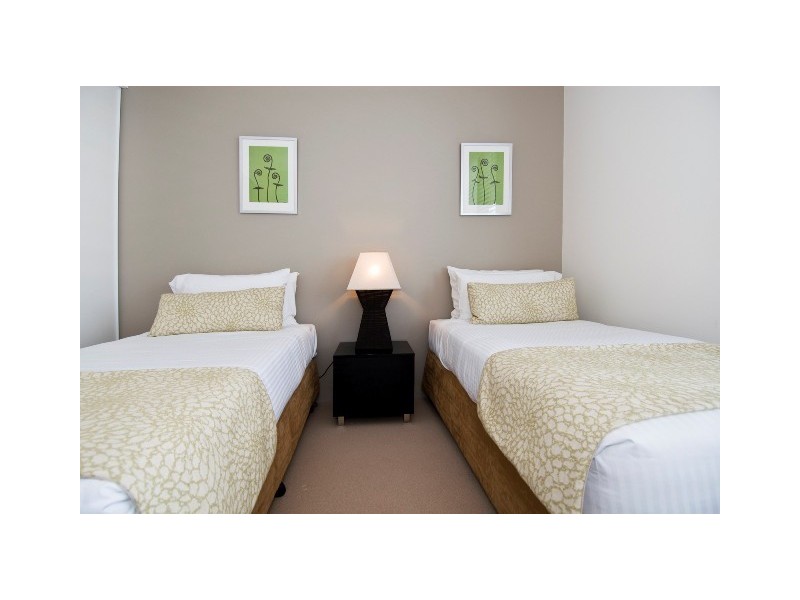 contemporary style bedroom