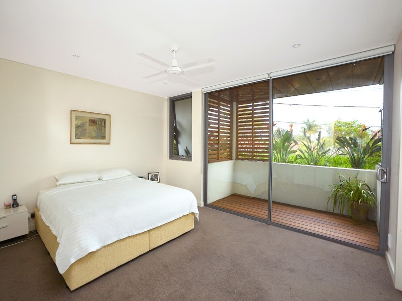 contemporary style bedroom