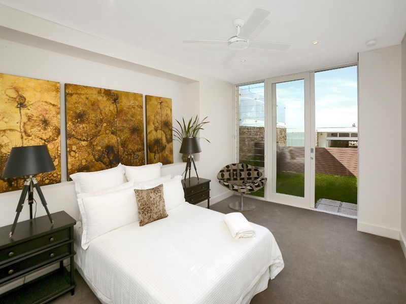 contemporary style bedroom