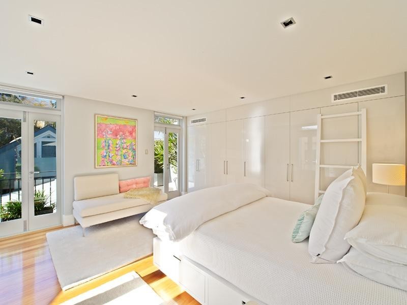 contemporary style bedroom