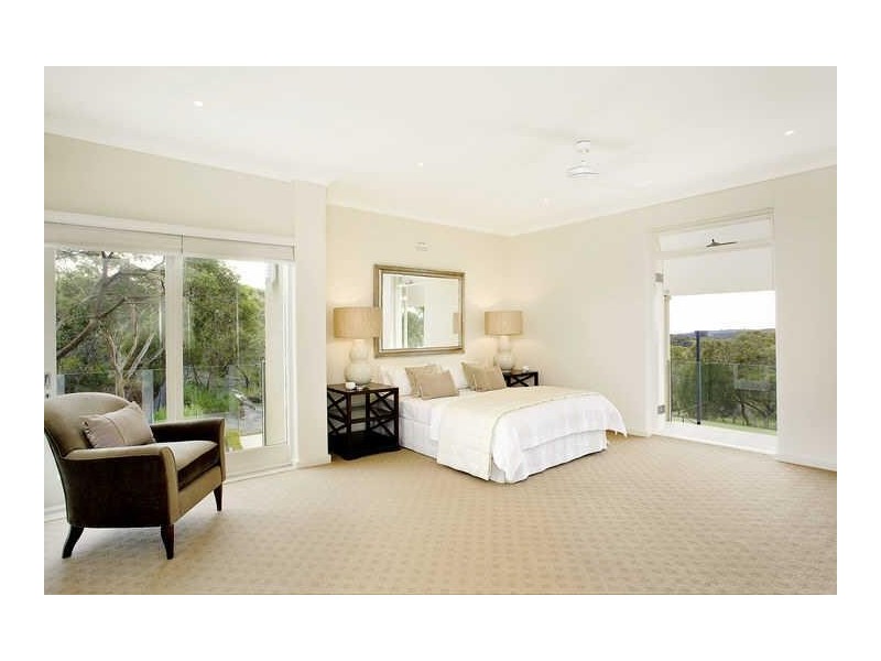 contemporary style bedroom