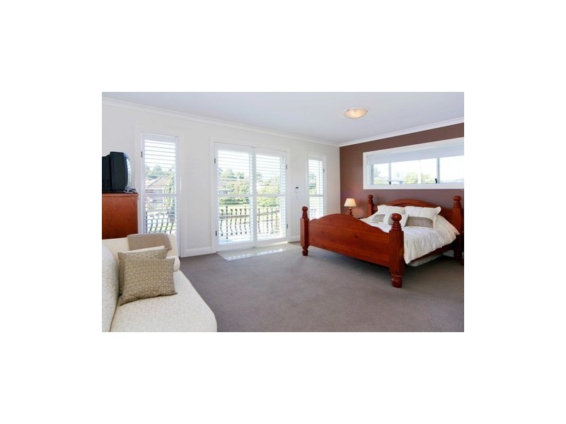 contemporary style bedroom