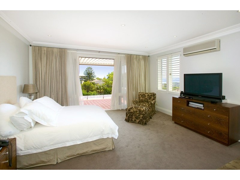 contemporary style bedroom