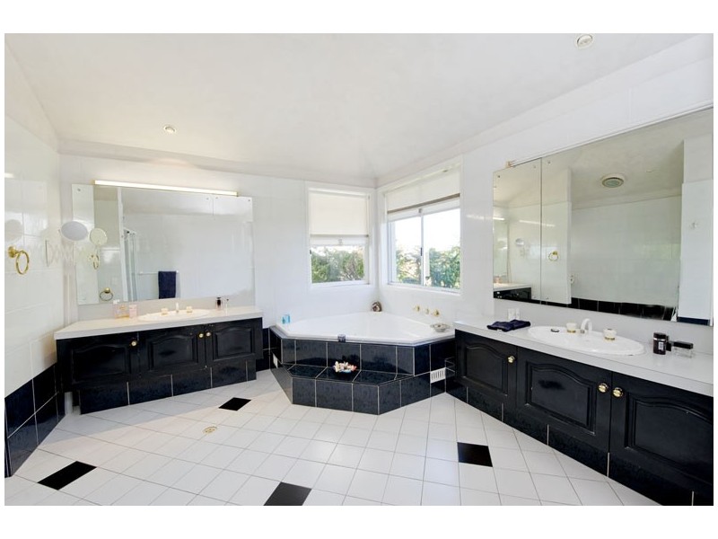 classic style bathroom