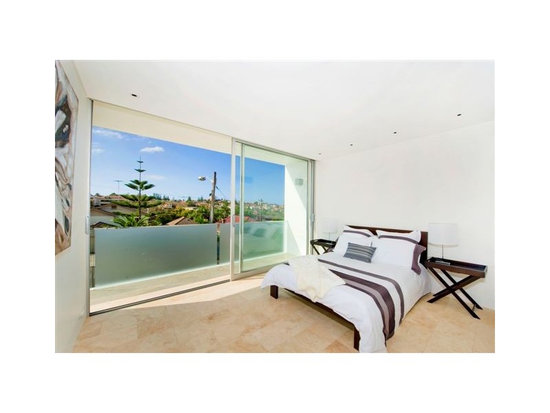 contemporary style bedroom