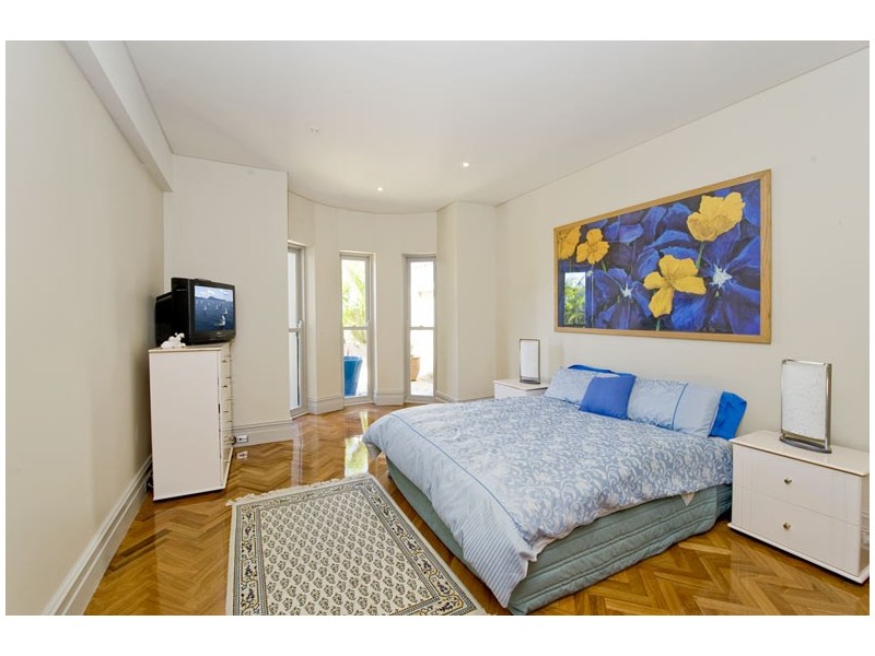 contemporary style bedroom