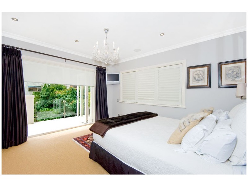 contemporary style bedroom