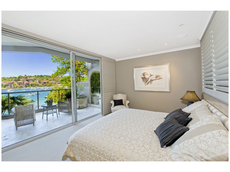 contemporary style bedroom