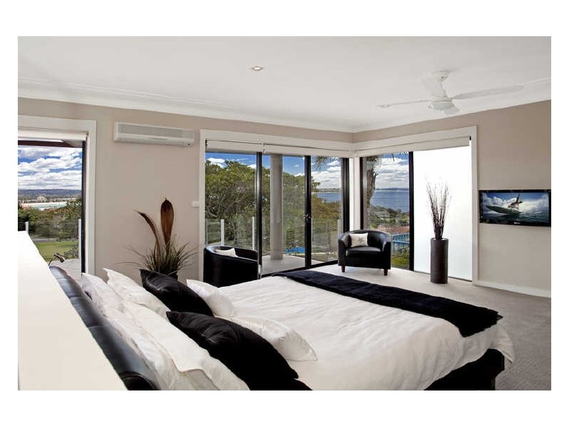 contemporary style bedroom