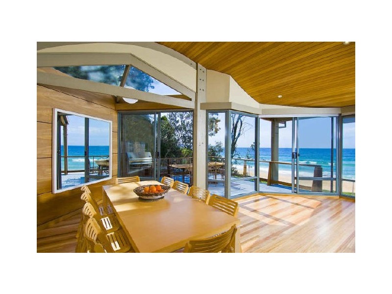 beach style style dining room