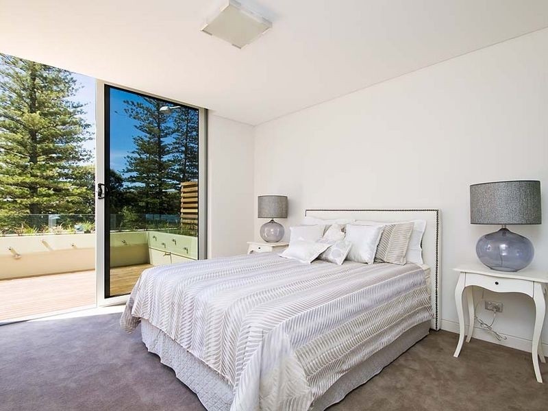 contemporary style bedroom