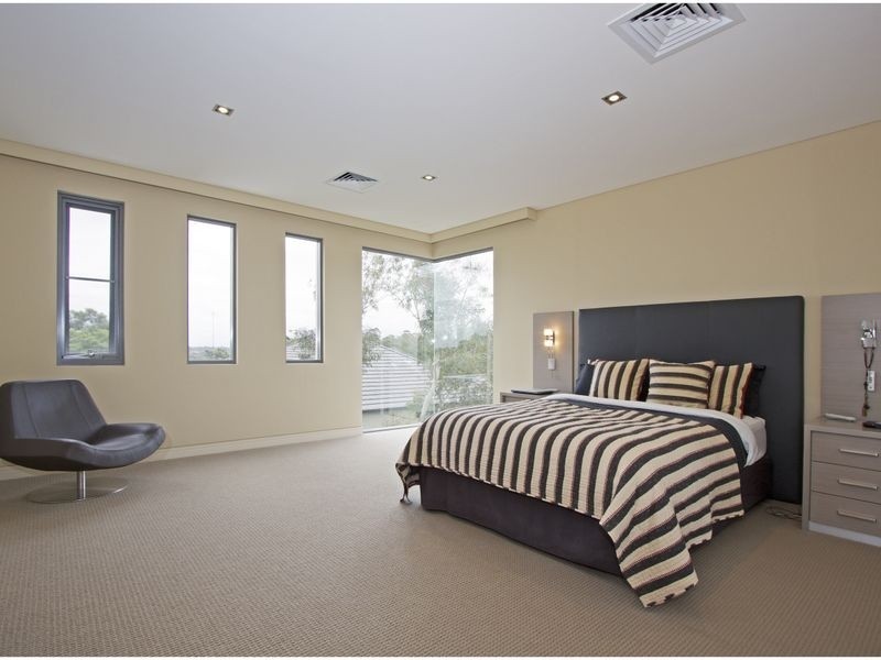 contemporary style bedroom