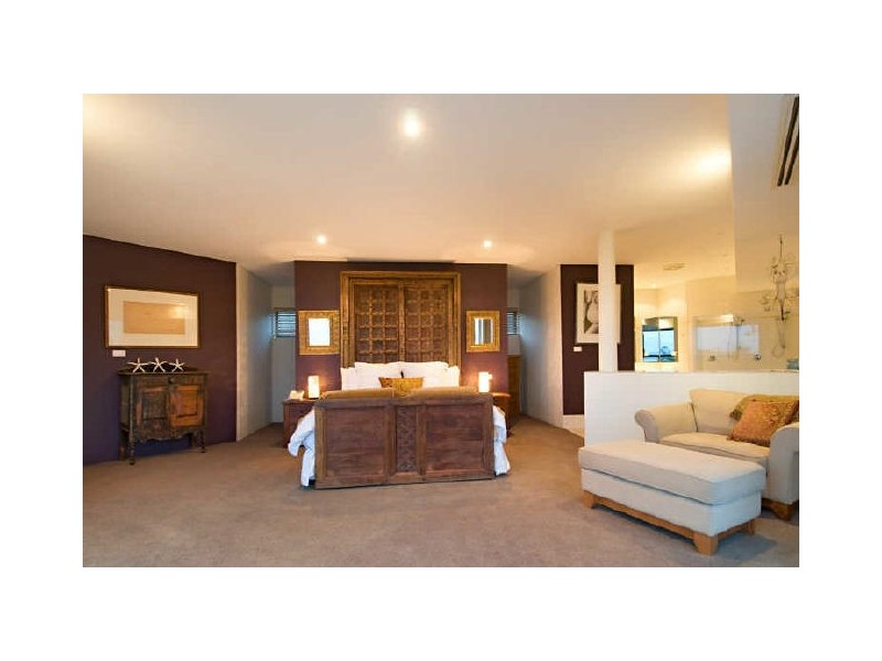 contemporary style bedroom