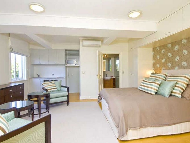 contemporary style bedroom